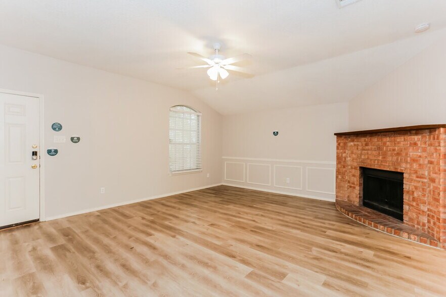 Building Photo - 526 Berryhill Dr