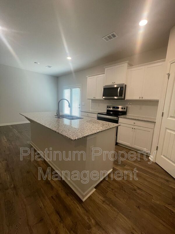 Building Photo - 551 Stoneybrook Dr