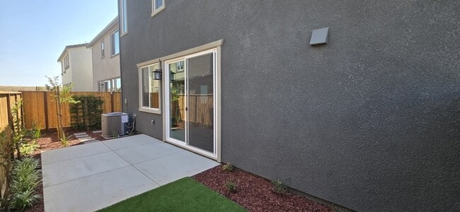 Building Photo - Brand New 2025 Solar-Powered 4 Bed, 3 Bath...