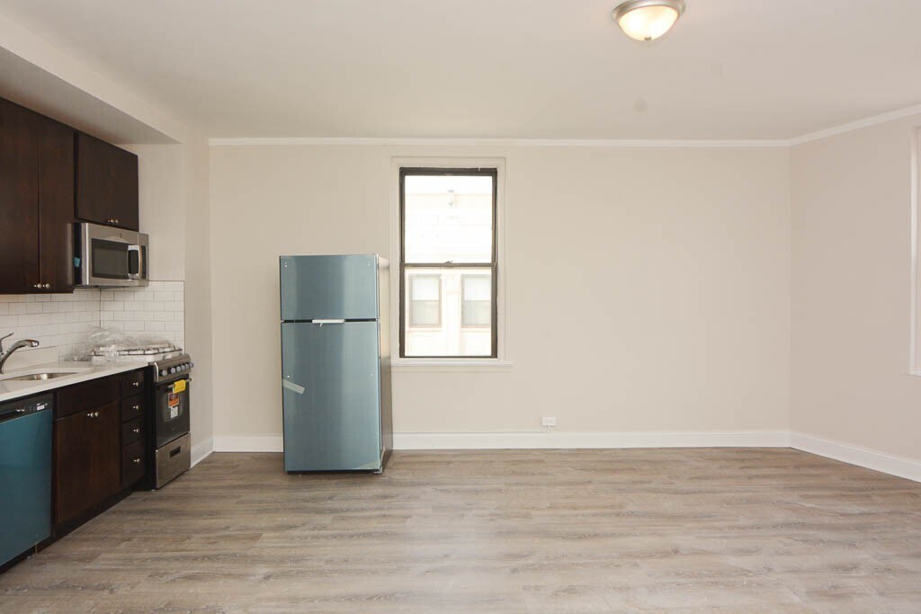 Building Photo - 3335 W Diversey Ave