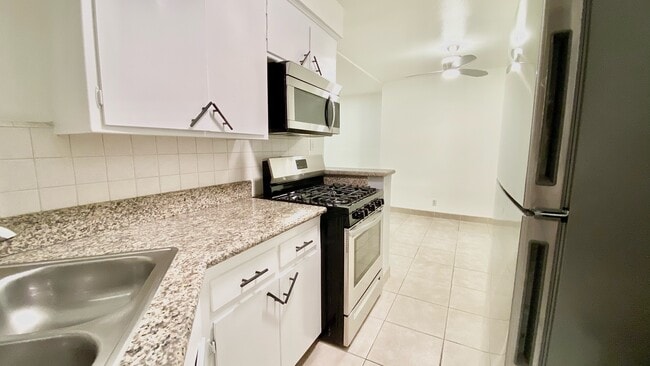 Apt 2: Kitchen (2) - 608 N Hayworth Ave