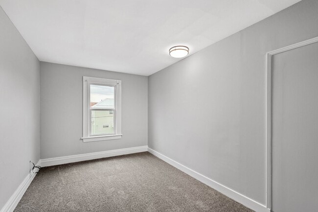 Building Photo - SCORE 50% OFF 1ST MONTH'S RENT IF SIGNED BY JUNE 5! Beautiful 3 bedroom home in Coraopolis availa...