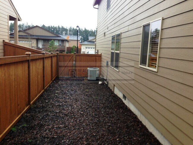 Building Photo - Beautiful 4 Bedroom Home Perfect for Enter...