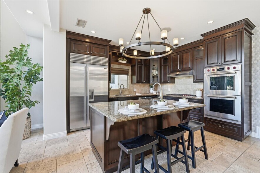 Building Photo - 5433 E The Toledo