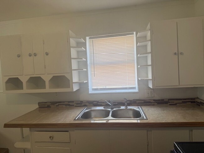 Building Photo - 2 Bedroom 1 Bath Single family home p