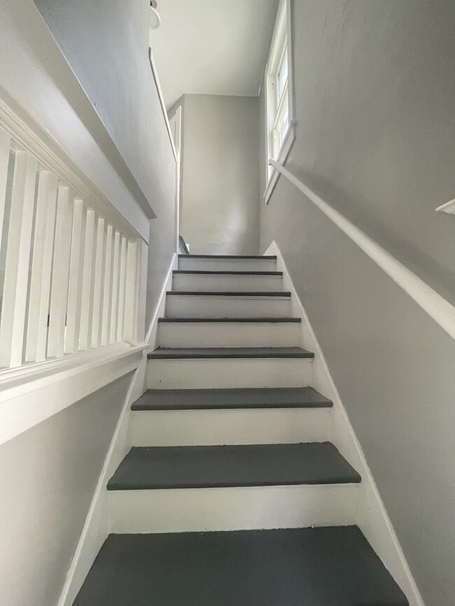 Building Photo - 554 Lucas St