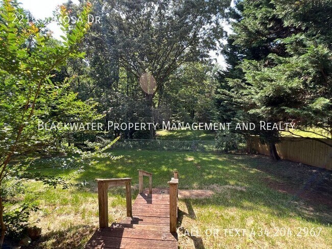 Building Photo - 2215 Mimosa Dr