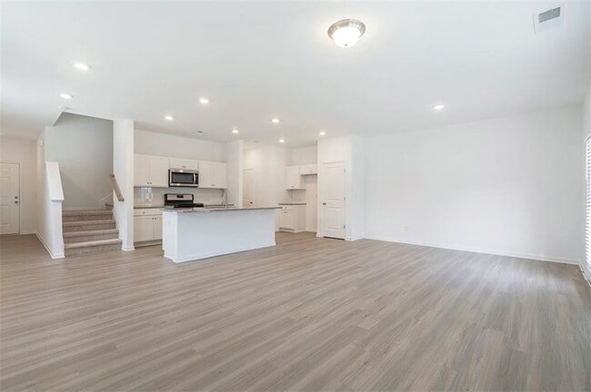 Building Photo - 5740 Thornton Dr