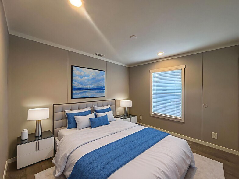 Building Photo - 116 E Semands St