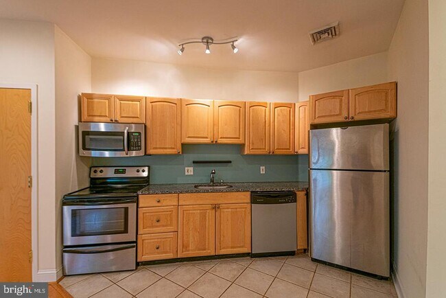 Building Photo - 415 S 19th St