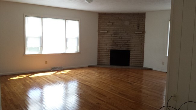 Interior Photo - 601-605 W Orchard St