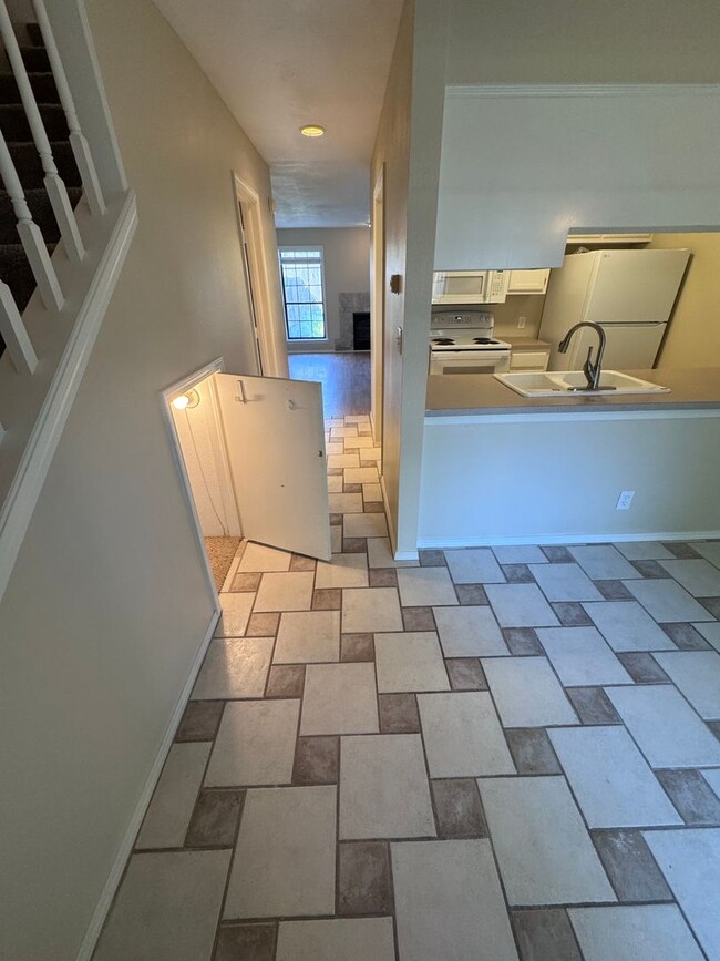 Building Photo - Darling 1 Bed, 1.5 Bath Townhouse with sma...