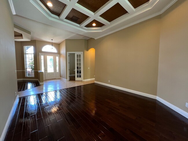 Building Photo - Beautiful 5 Bed 4 Bath Pool Home in the gu...