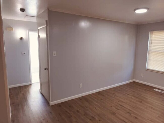 Building Photo - 2461 Duchess Dr