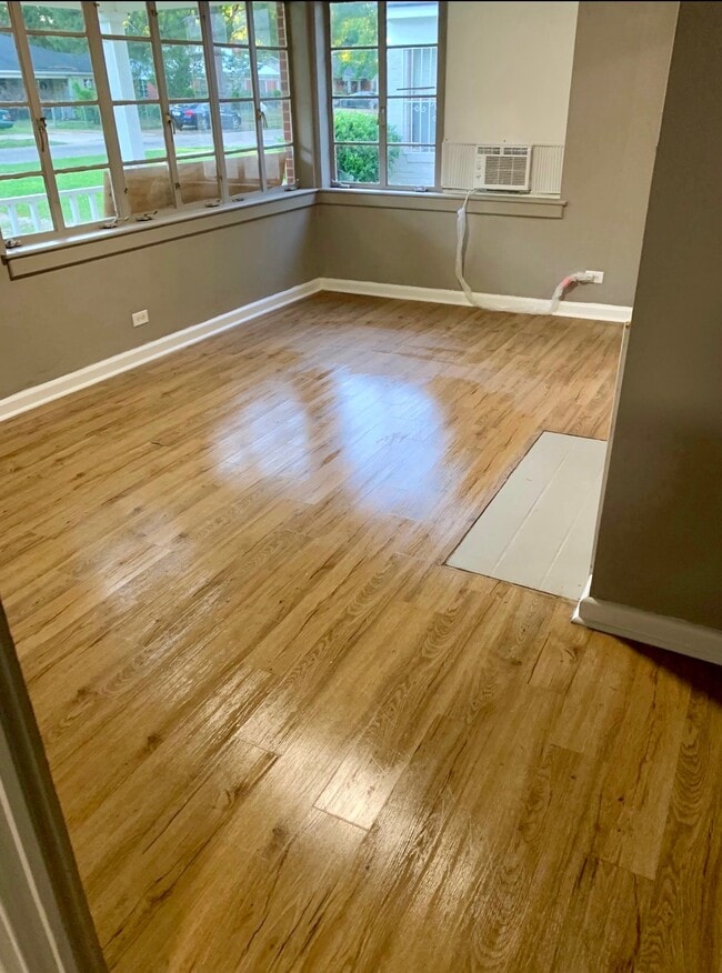 Building Photo - 2010 Royal St