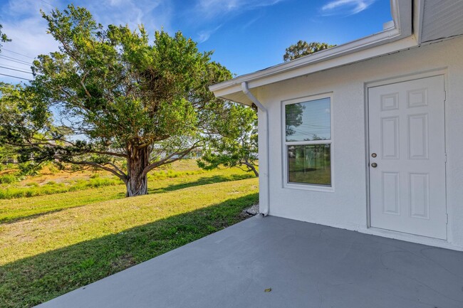 Building Photo - Modern Sarasota 3 Bedroom Home With Separa...