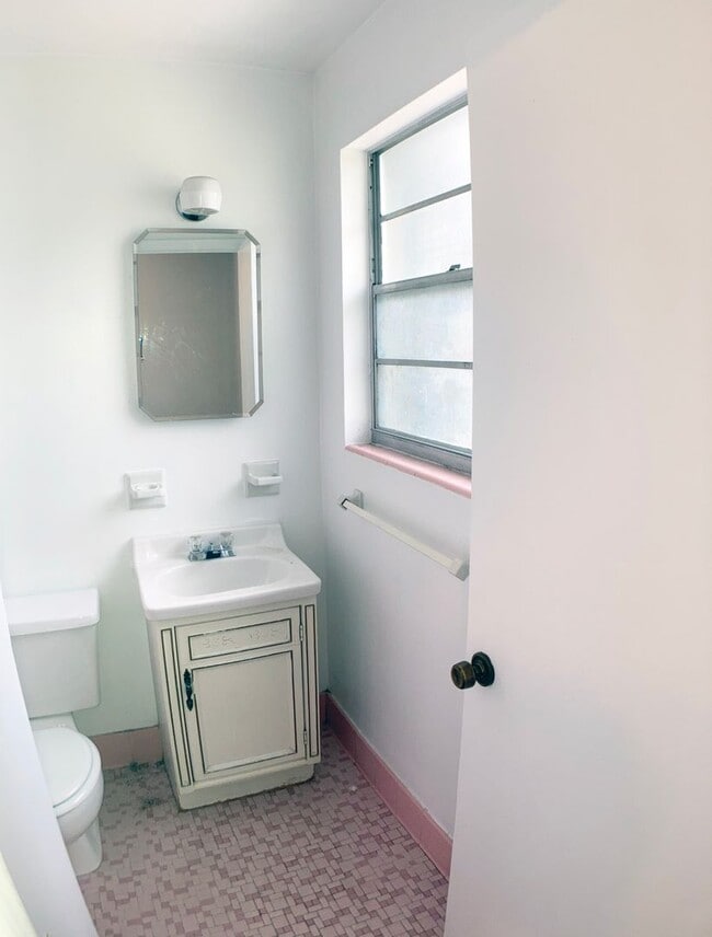 Building Photo - ***TWO WEEKS FREE*** Charming Home in Established Jacksonville Neighborhood