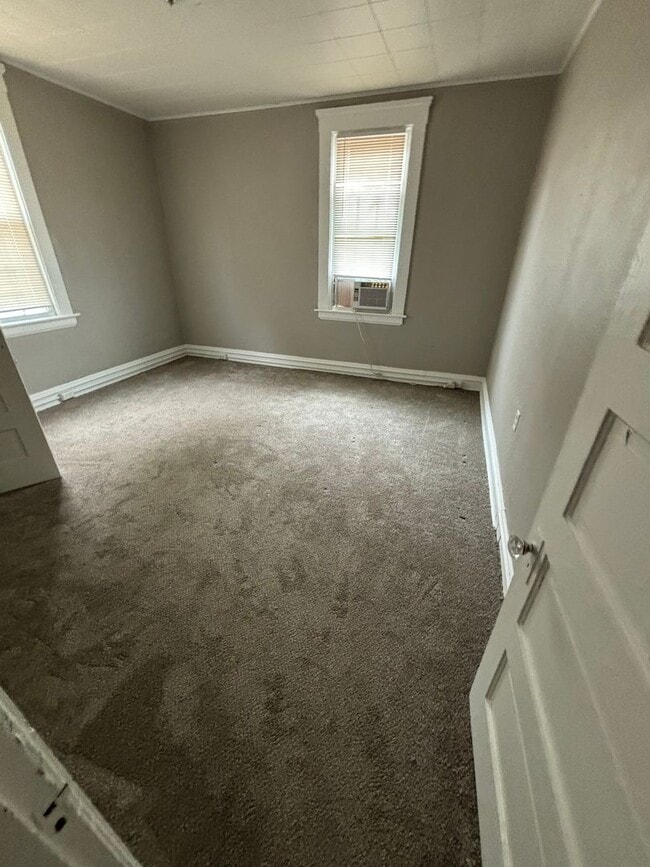 Building Photo - 2BD / 1BA Duplex