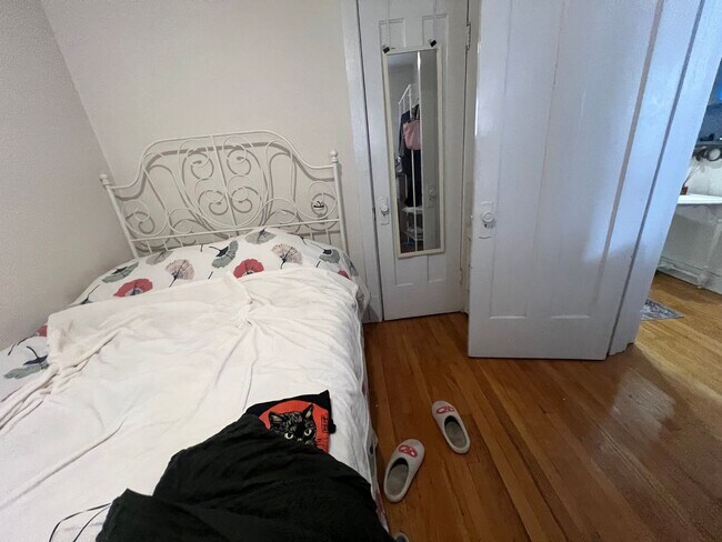 Building Photo - Huge One Bedroom in Irving Park