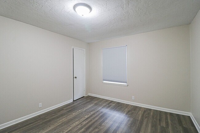 Building Photo - 3009 S Glenn Ave