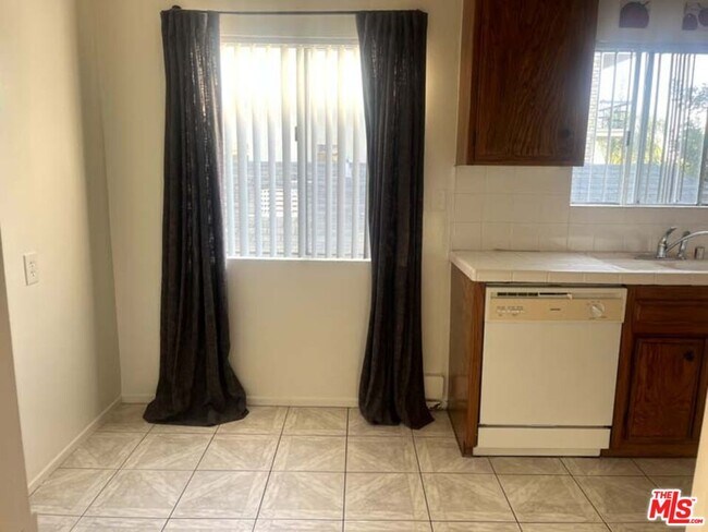 Building Photo - 1834 Thayer Ave