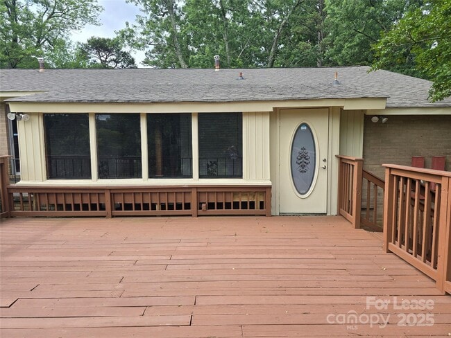 Building Photo - 5027 Malibu Dr