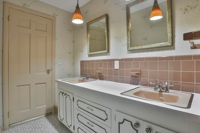 Building Photo - 334 S River Rd