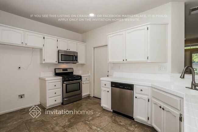 Building Photo - 9396 Lakepoint Dr