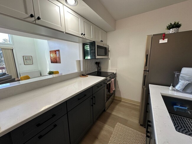 Building Photo - Beautiful Fully Furnished Seasonal 2 Bed 1...