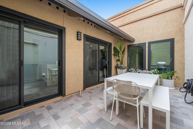 Building Photo - 5833 N Placita Del Baron