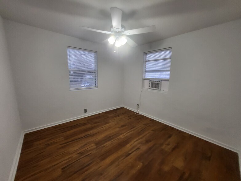 Building Photo - 1460 W 5th St