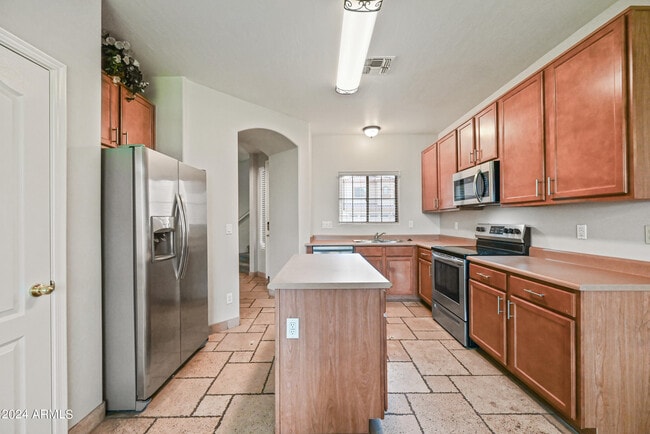 Building Photo - 2600 E Springfield Pl