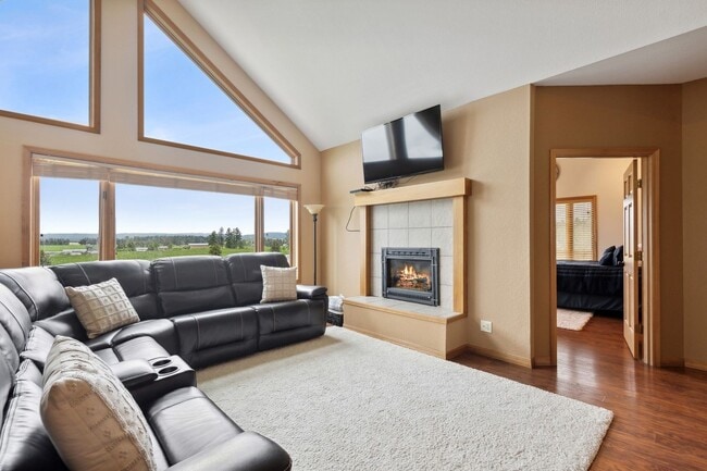 Building Photo - Available For Rent Mid October! 5-bedroom,...
