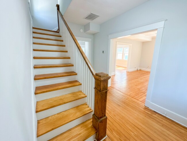 Building Photo - 209 4th Ave