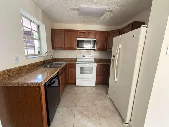 Building Photo - 13986 Morning Glory Dr