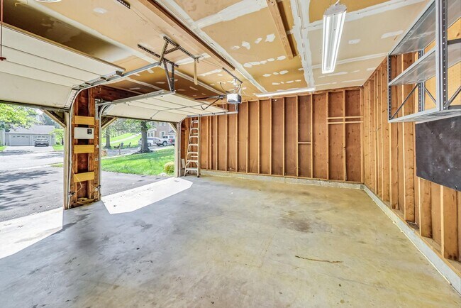 Building Photo - Cool on Cool Spring! Large SF 4 Bed + 2.5 BA