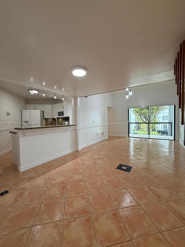 Building Photo - 9419 Fontainebleau Blvd