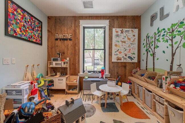Building Photo - 3852 E Comstock Dr