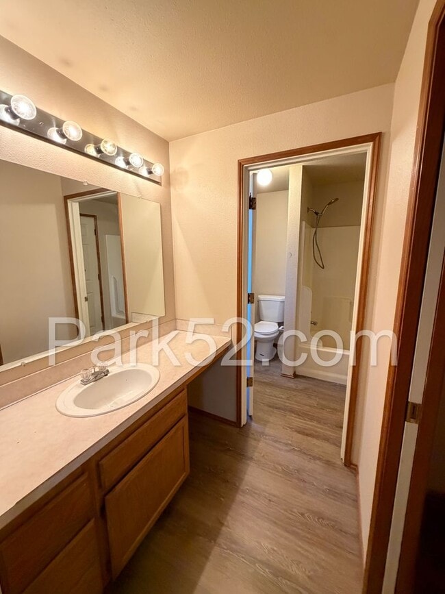 Building Photo - 2 Bedroom Townhome in Gig Harbor - New Flooring!