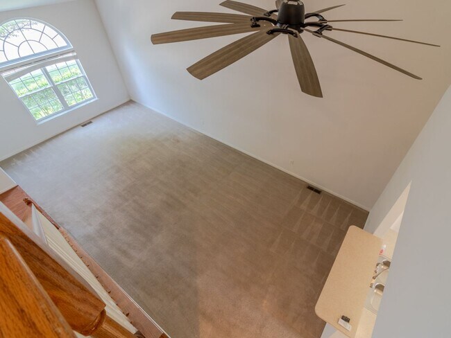 Building Photo - Spacious Unfurnished 3-BR, 2.5-BA year-rou...