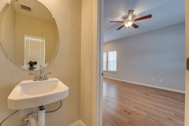 Building Photo - Stunning 3 Bedroom 2 Bathroom townhome in Fort Collins!