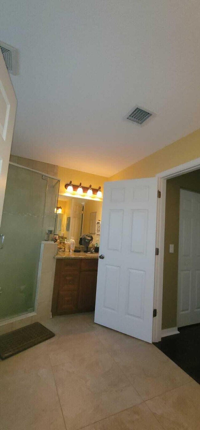 Building Photo - 211 NE 13th Ave