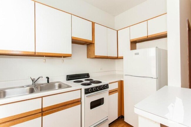 Building Photo - 1 bedroom in Chicago IL 60657