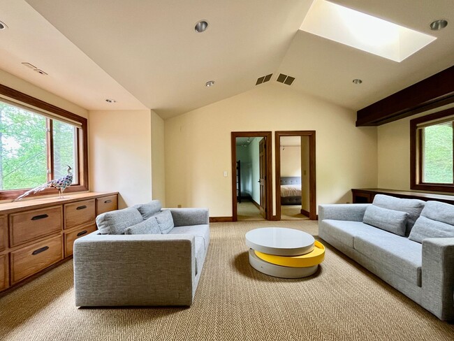 Building Photo - Luxury Estate Retreat in the Heart of Samm...