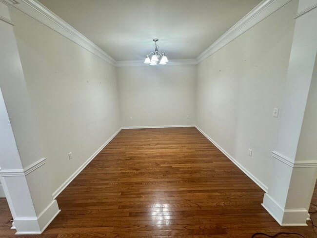Building Photo - Spacious 3BR/2.5BA Townhome in Desirable B...