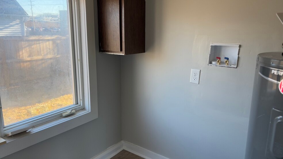 Building Photo - 904 E Myrtle Ave