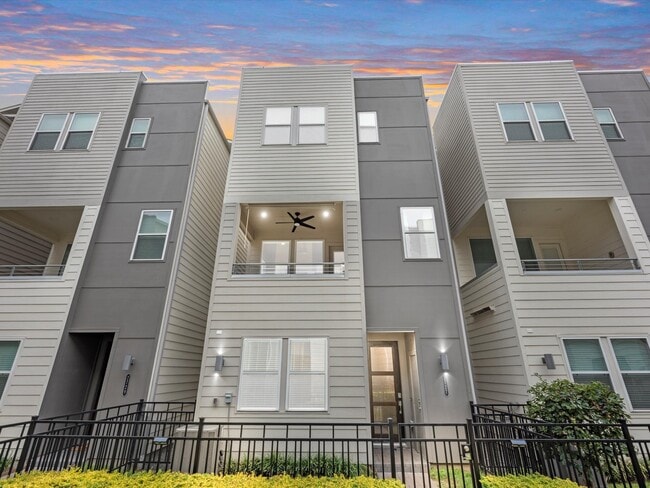 Building Photo - 2727 Clinton Dr