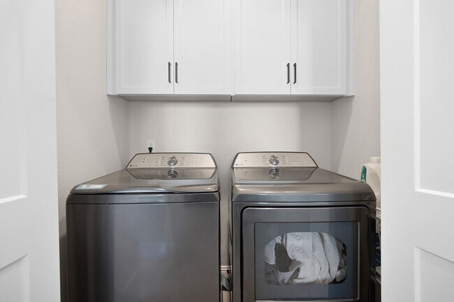 Building Photo - Beautiful 3 Bedroom Home with Updated Finishes & 2-Car Garage!