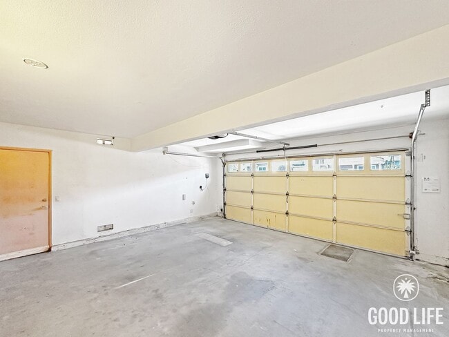 Building Photo - Beautiful 3-Bed Home w/ Vaulted Ceilings, Stainless Appliances, Private Backyard & 2-Car Garage