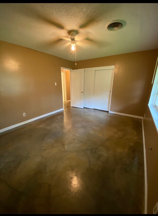 Building Photo - 22 Longview Dr